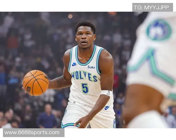 爱德华兹再度离场引发关注第三节后半段再次返回更衣室情况堪忧